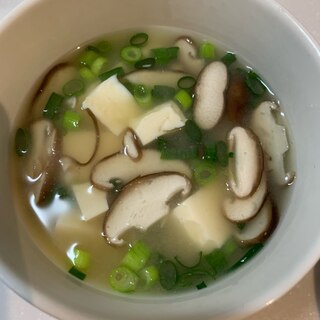 青ねぎたっぷりめ　椎茸と豆腐の味噌汁